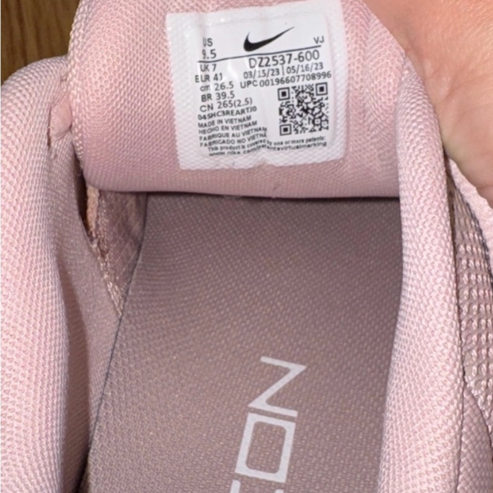 Nike Women's Blush Pink Athletic Shoes Sz 9 - Picture 2 of 5